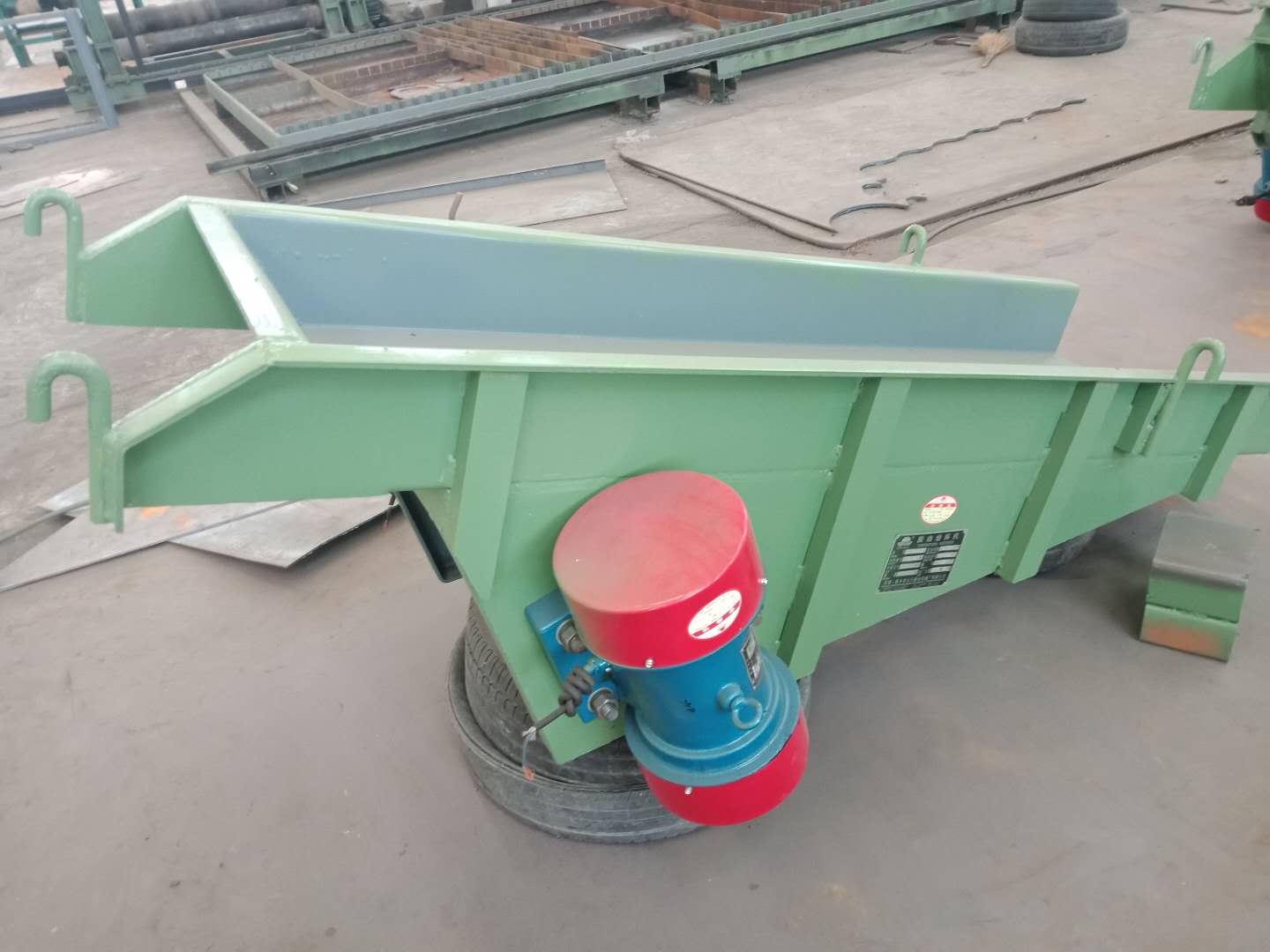 吊掛式振動(dòng)給料機(jī)懸掛裝置斷裂是什么原因造成的？(振動(dòng)給料機(jī)掛鉤)